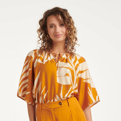 Tunica Donna con Stampa a Foglie e Laccetti sul Collo – Stile Elegante