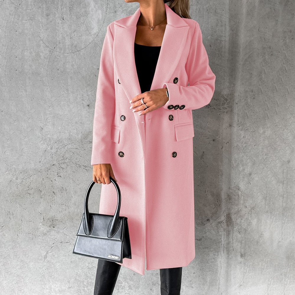 Cappotto rosa elegante donna, doppio petto, abbinato a borsa nera moderna. Moda autunnale, stile chic, abbigliamento femminile di tendenza.