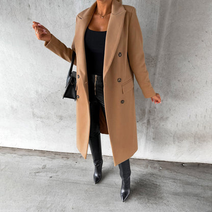 Cappotto cammello elegante su donna con top nero, pantaloni in pelle e stivali a punta. Moda autunnale, stile chic, abbigliamento casual sofisticato.
