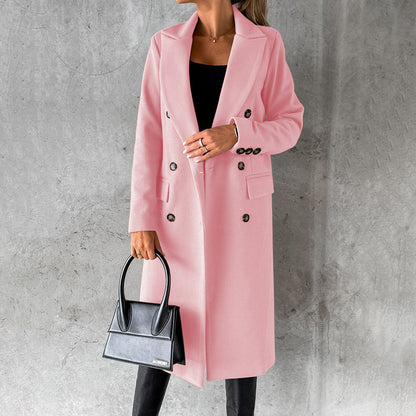 Donna con cappotto rosa elegante, borsa nera, sfondo grigio. Moda autunnale, stile chic, abbigliamento femminile di tendenza.