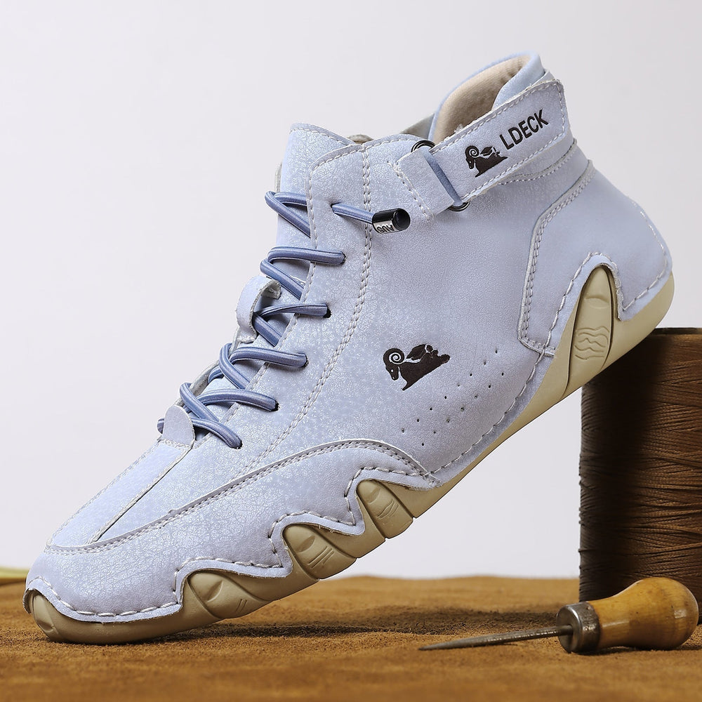 Scarpa sportiva alta in pelle scamosciata azzurra con suola beige, lacci blu e logo ricamato. Design moderno e confortevole per attività outdoor.