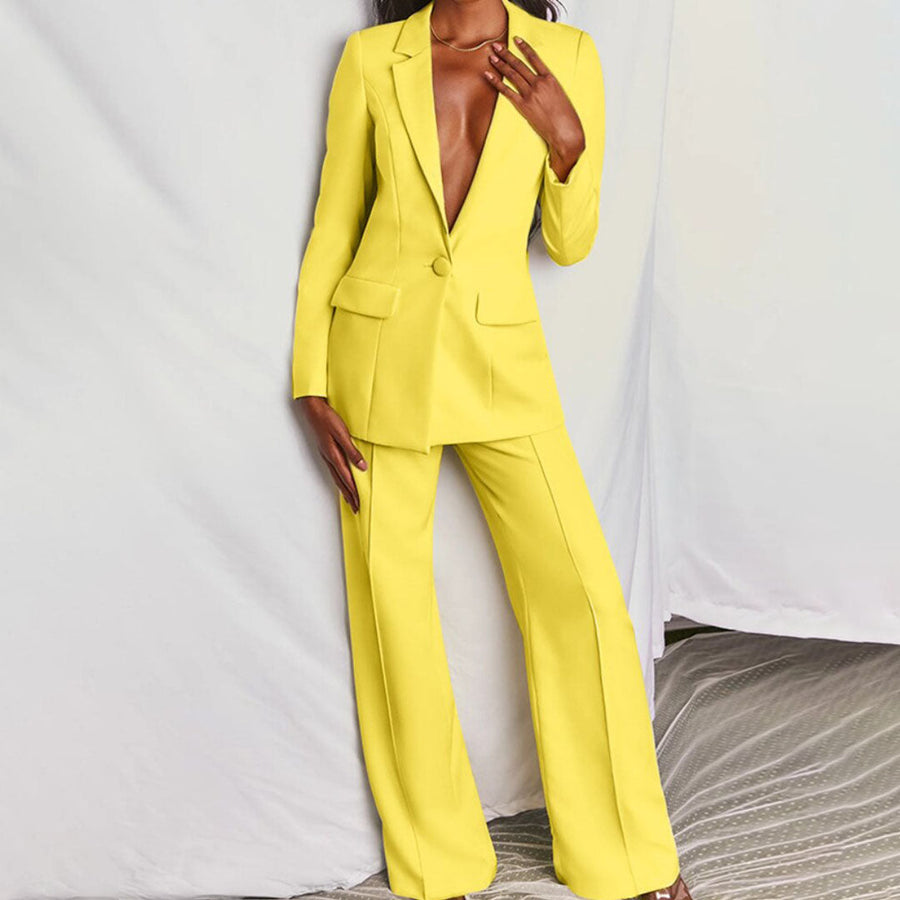 Donna in elegante completo pantalone giallo, giacca con scollo profondo, moda femminile, abbigliamento formale, tendenza abiti colorati.