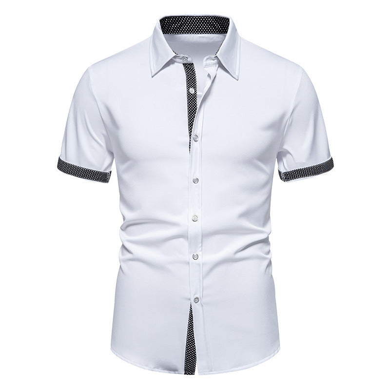 Camicia bianca da uomo a maniche corte, dettagli neri su colletto e polsini, stile elegante e moderno, perfetta per abbigliamento casual o formale.