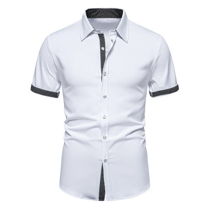 Camicia bianca da uomo a maniche corte, dettagli neri su colletto e polsini, stile elegante e moderno, perfetta per abbigliamento casual o formale.