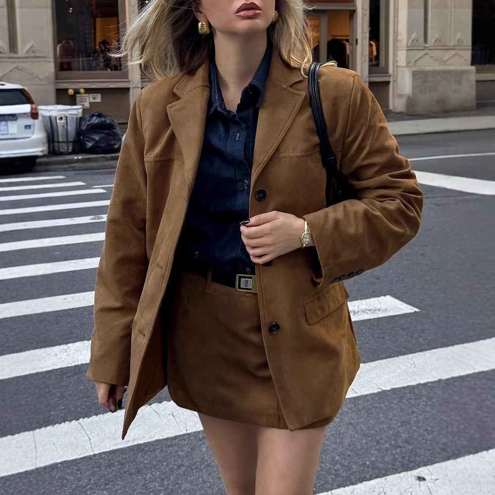 Blazer de mujer con cierre de un botón y diseño liso