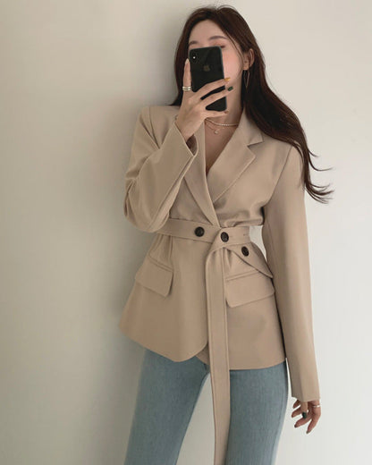 Women's cropped autumn blazer with a slim fit and a fitted waist.