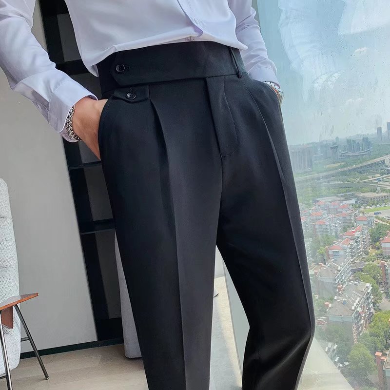 Pantaloni eleganti neri da uomo con bottoni, indossati con camicia bianca, vista panoramica dalla finestra. Moda maschile, abbigliamento formale.