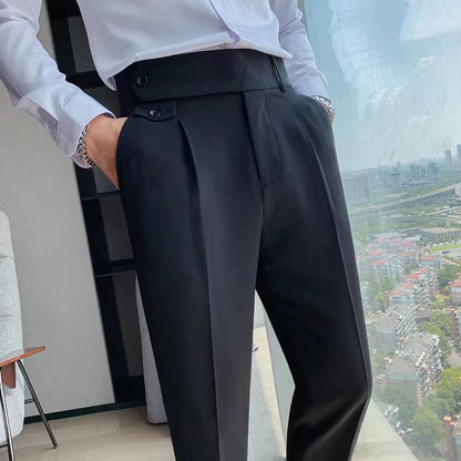 Pantaloni eleganti neri da uomo con bottoni, indossati con camicia bianca, vista panoramica dalla finestra. Moda maschile, abbigliamento formale.