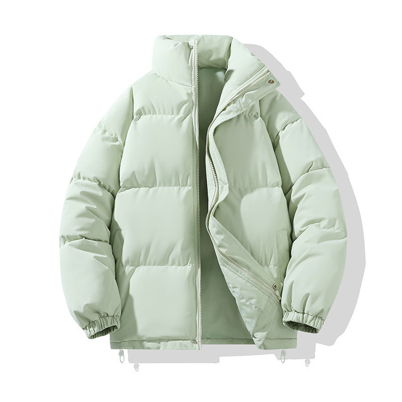 Giacca invernale imbottita verde menta, con zip frontale e colletto alto. Design moderno e caldo, ideale per la moda invernale.