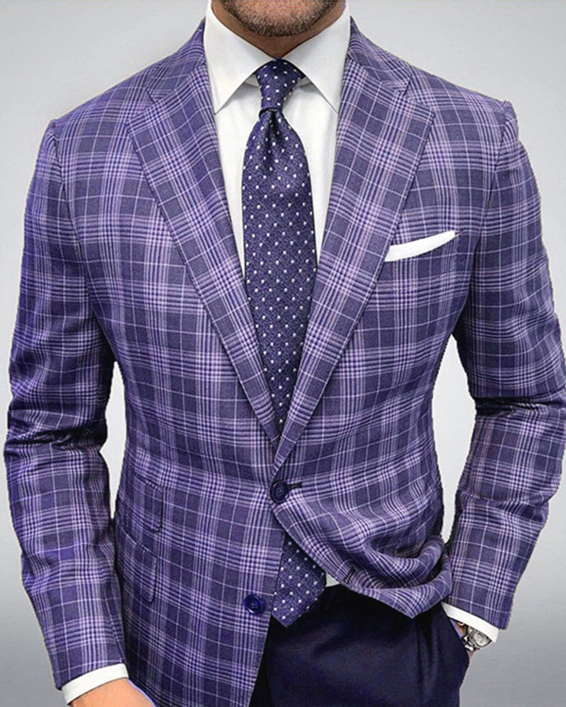 Uomo in elegante abito a quadri viola, camicia bianca e cravatta blu a pois. Moda maschile, abbigliamento formale, stile sofisticato.