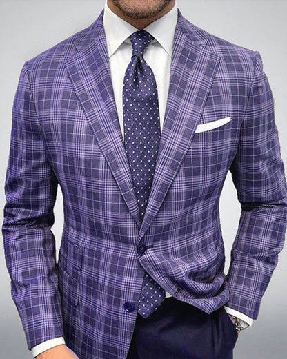Uomo in elegante abito a quadri viola, camicia bianca e cravatta blu a pois. Moda maschile, abbigliamento formale, stile sofisticato.