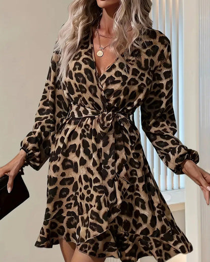 Sommer-middikjole til kvinder med leopardprint, V-udskæring og asymmetrisk nederdel