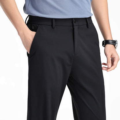 Uomo in pantaloni neri eleganti, camicia blu, orologio al polso. Moda maschile, abbigliamento formale, stile moderno.
