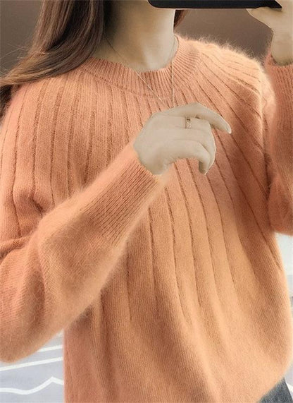 Maglione arancione in lana morbida, design a coste, indossato da una donna. Moda autunnale, abbigliamento caldo e confortevole.