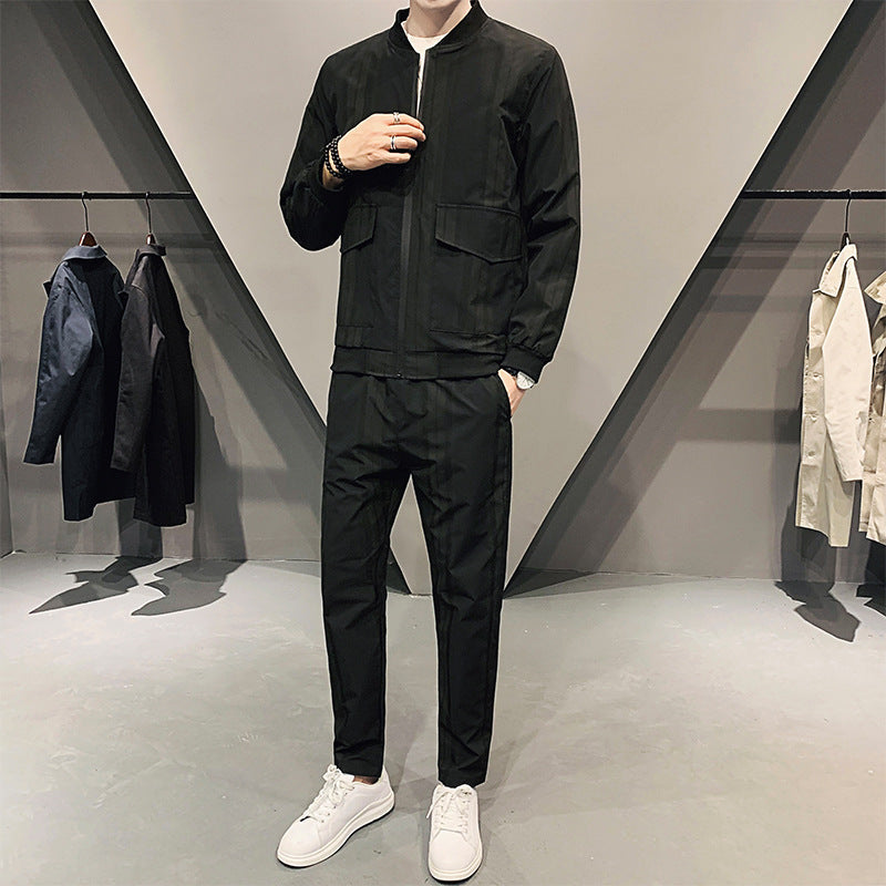 Completo uomo nero elegante, giacca e pantaloni abbinati, esposto in negozio di moda. Abbigliamento maschile moderno, stile casual chic.