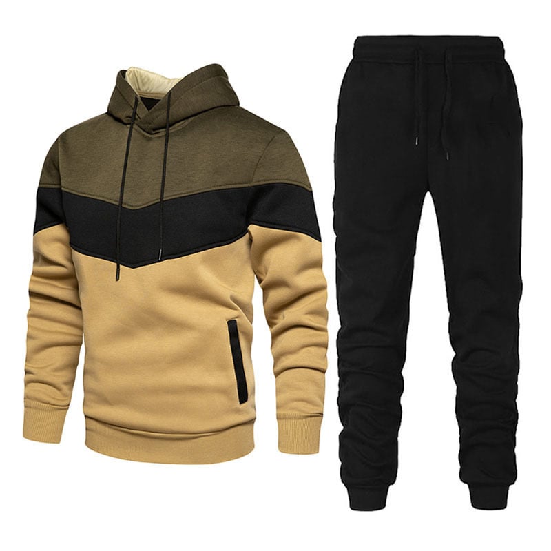 Completo sportivo uomo: felpa con cappuccio tricolore beige, nero e verde, pantaloni neri. Abbigliamento casual, moda autunno-inverno.