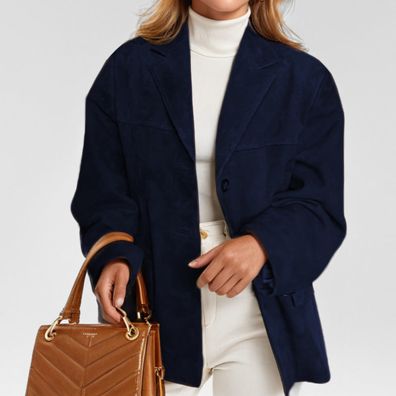 Donna con cappotto blu scuro elegante, maglione bianco e borsa marrone in pelle. Moda autunnale, abbigliamento casual chic, tendenze 2023.
