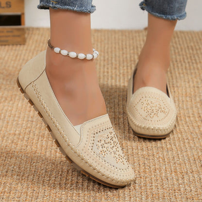 Scarpe mocassini beige da donna con dettagli traforati, suola antiscivolo e cavigliera con perline bianche. Design elegante e comodo per ogni occasione.