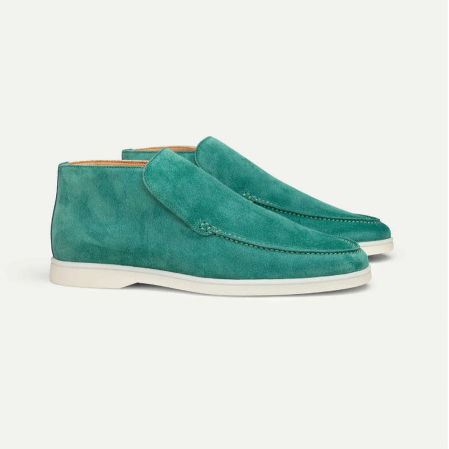 Scarpe mocassino verdi in pelle scamosciata, suola bianca, design elegante e moderno, calzature uomo, moda italiana, stile casual chic.