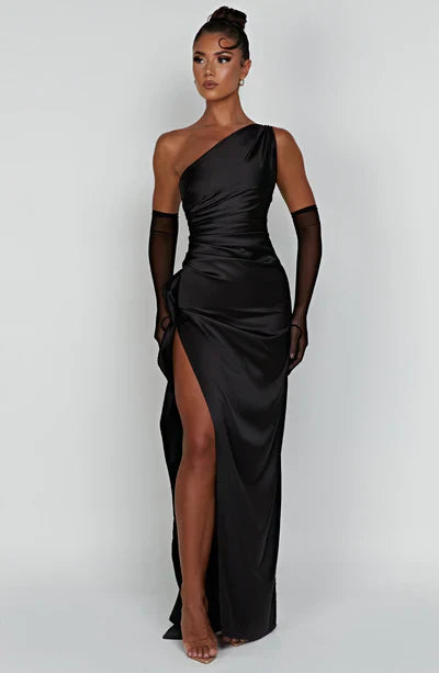 Donna in abito da sera nero monospalla con spacco alto e guanti trasparenti. Moda elegante, abbigliamento da cerimonia, stile sofisticato.