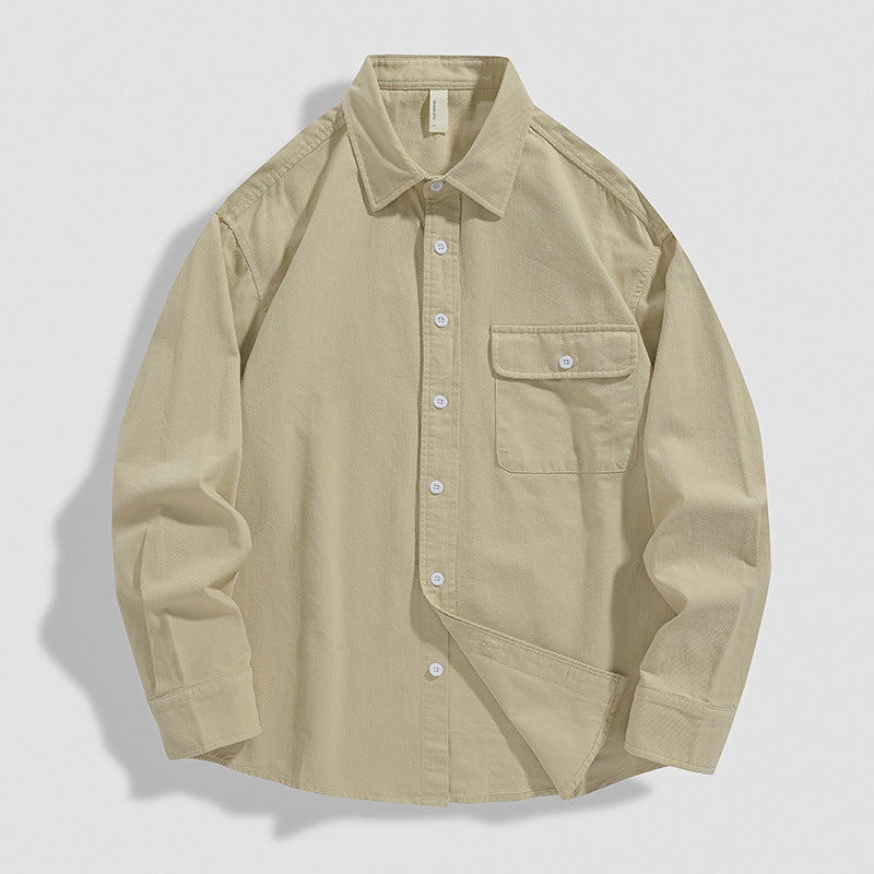 Camicia beige a maniche lunghe, colletto classico, taschino frontale con bottone, stile casual, tessuto leggero, moda uomo, abbigliamento elegante.