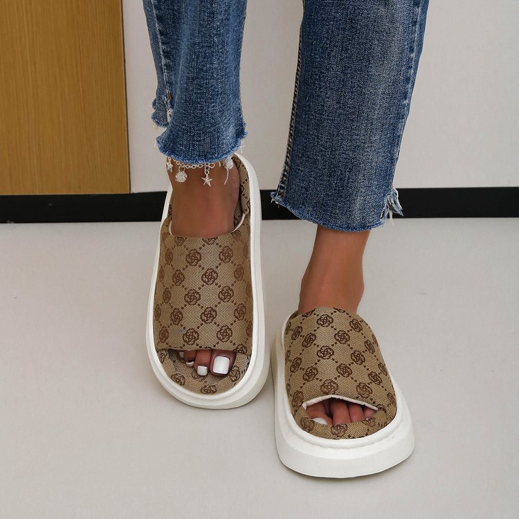 Jeans strappati e sandali beige con motivo a logo su sfondo bianco. Scarpe estive alla moda, stile casual, tendenze moda 2023.