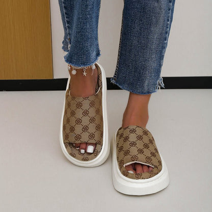 Jeans strappati e sandali beige con motivo a logo su sfondo bianco. Scarpe estive alla moda, stile casual, tendenze moda 2023.