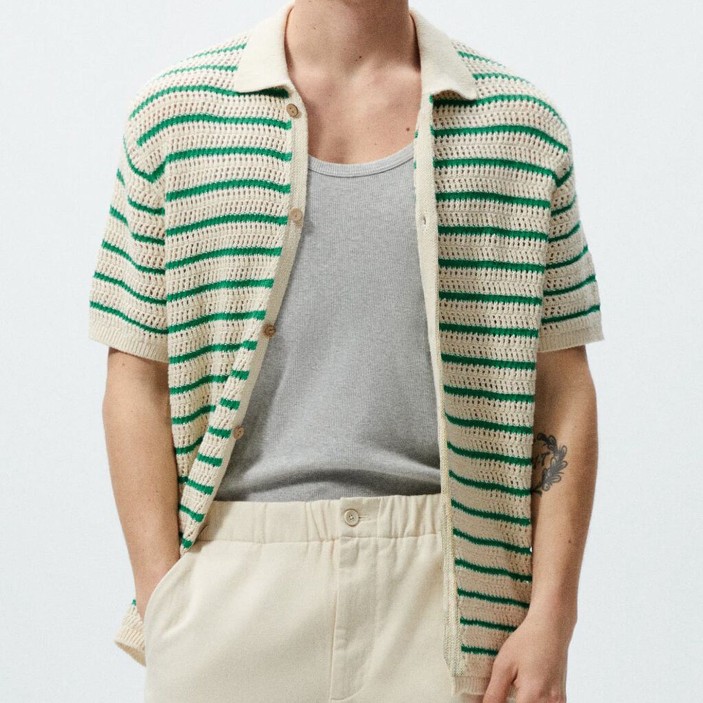 Cárdigan tipo polo de hombre a rayas, con mangas cortas y botones