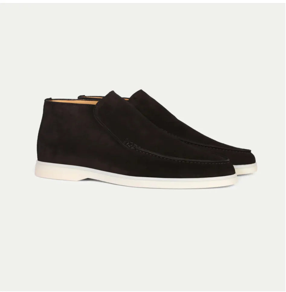 Scarpe chukka uomo in pelle scamosciata nera, suola bianca, design elegante e moderno, ideali per look casual e formali.