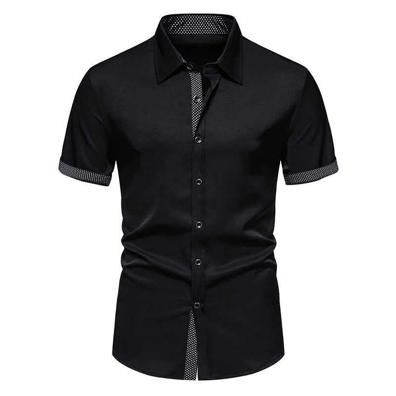 Camicia nera elegante a maniche corte, bottoni frontali, dettagli a contrasto su colletto e polsini. Moda uomo, abbigliamento casual chic.