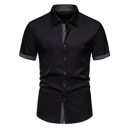 Camicia nera elegante a maniche corte, bottoni frontali, dettagli a contrasto su colletto e polsini. Moda uomo, abbigliamento casual chic.