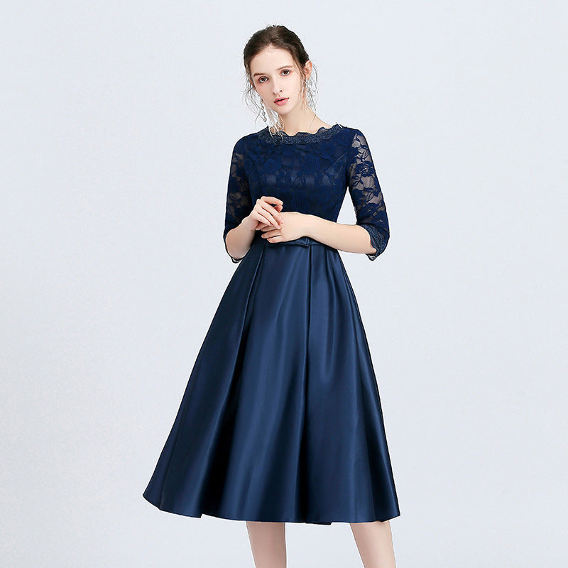 Abito elegante blu scuro in pizzo e raso, maniche a tre quarti, lunghezza al ginocchio, moda donna, abbigliamento formale, stile sofisticato.