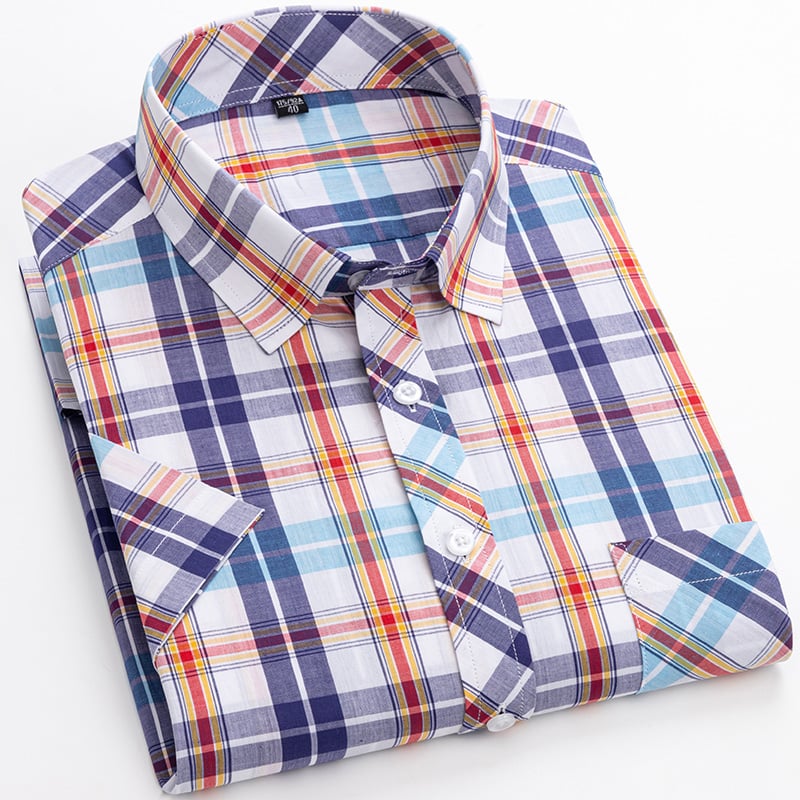 Men's Short Sleeve Shirt with Plaid Pattern and Button Closure
