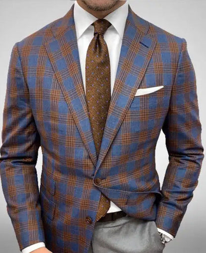 Giacca a quadri blu e marrone su uomo elegante, camicia bianca, cravatta marrone, fazzoletto da taschino bianco. Moda maschile, abbigliamento formale.