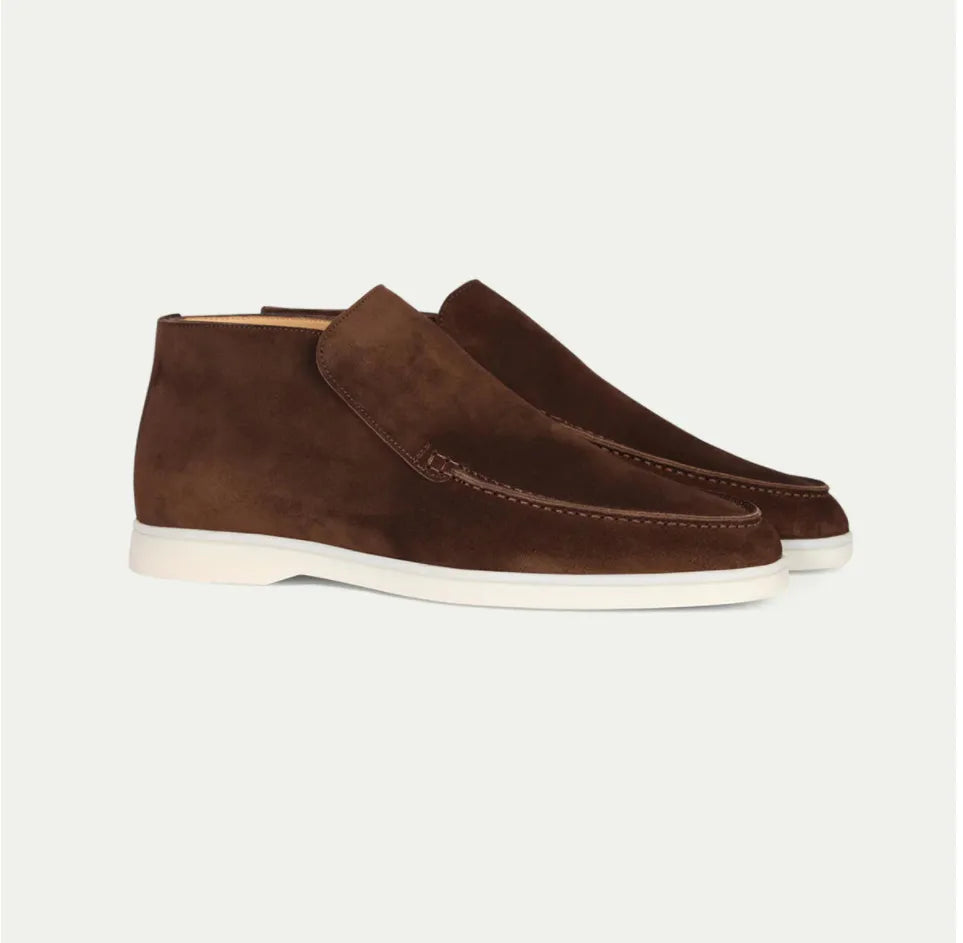 Scarpe chukka uomo in pelle scamosciata marrone, suola bianca. Eleganti e casual, ideali per moda maschile autunno-inverno.