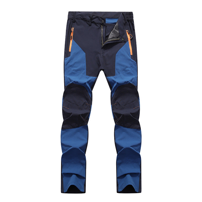 Pantaloni trekking uomo blu e neri, resistenti all'acqua, con tasche con zip arancioni, design ergonomico per escursionismo e attività outdoor.