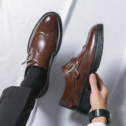 Scarpe eleganti uomo in pelle marrone con fibbia, indossate con calze nere e pantaloni scuri. Design classico, moda maschile, calzature formali.