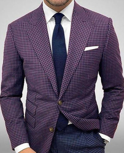 Giacca a quadri viola e blu, camicia bianca, cravatta blu scuro, fazzoletto da taschino bianco. Elegante abbigliamento maschile formale.