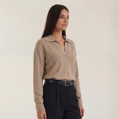 Ensfarvet poloshirt til kvinder med V-udskæring og lange ærmer.