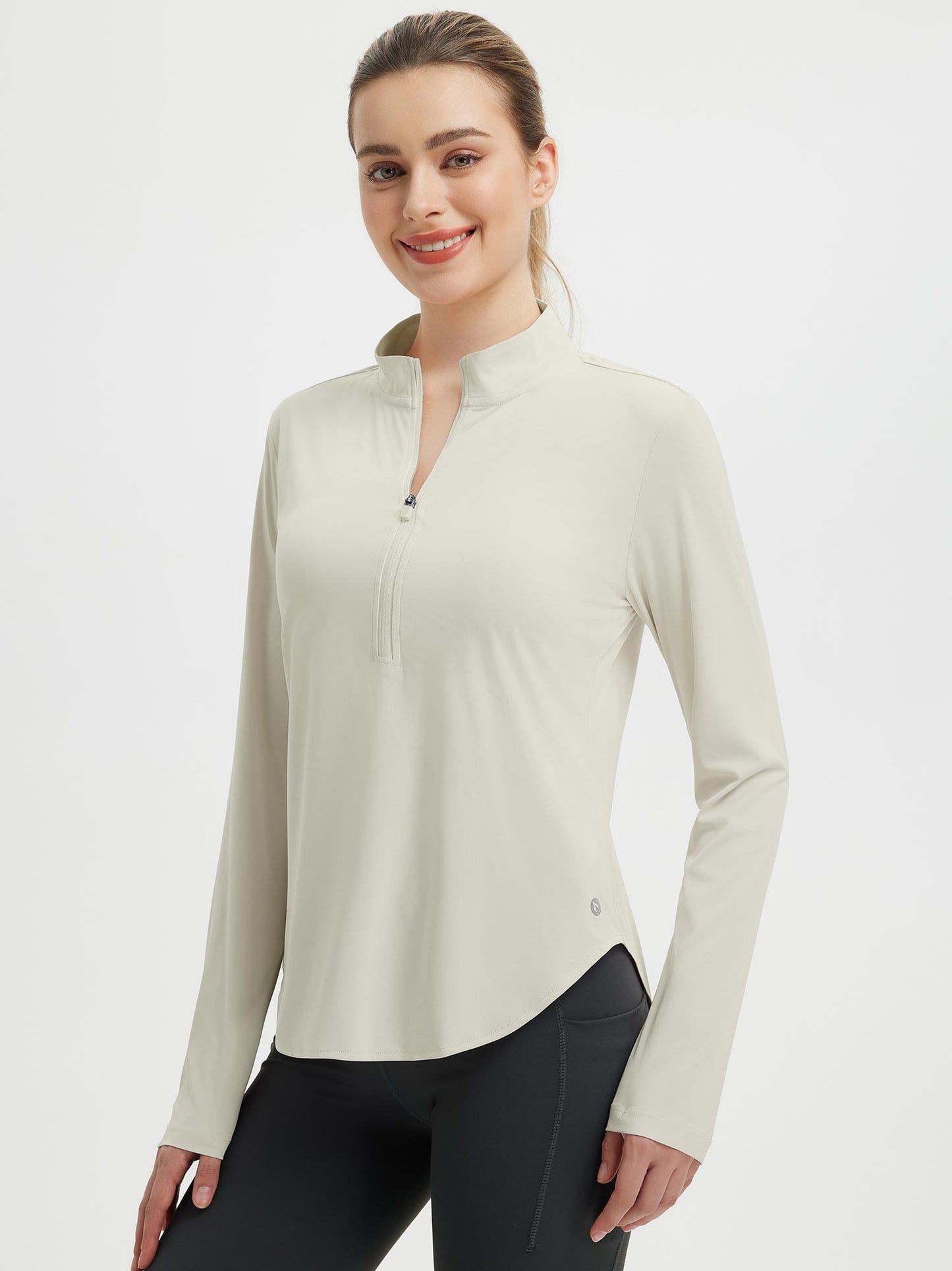 Damebluse med lange ærmer, afrundet kant, tommelhuller