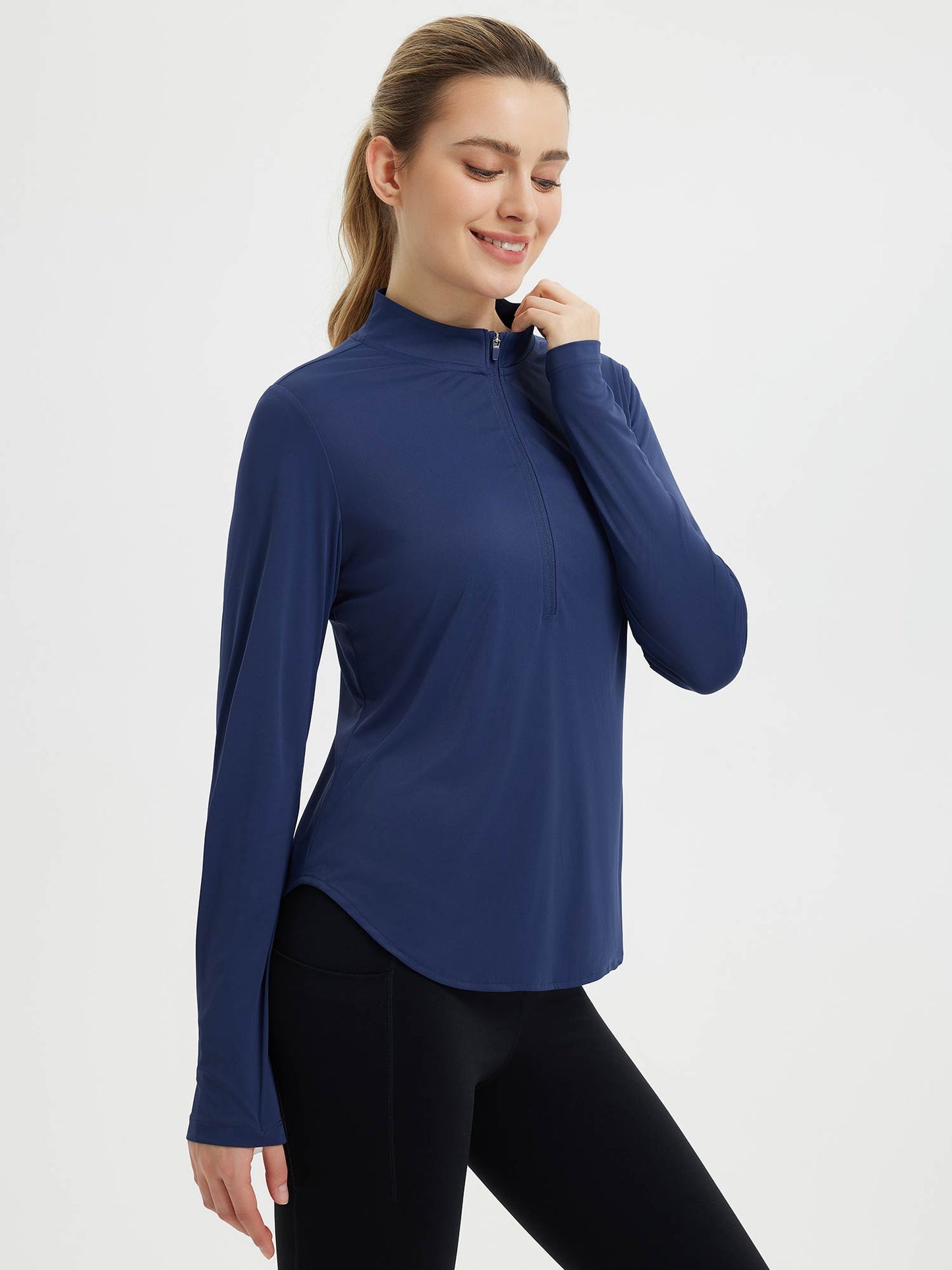 Damebluse med lange ærmer, afrundet kant, tommelhuller