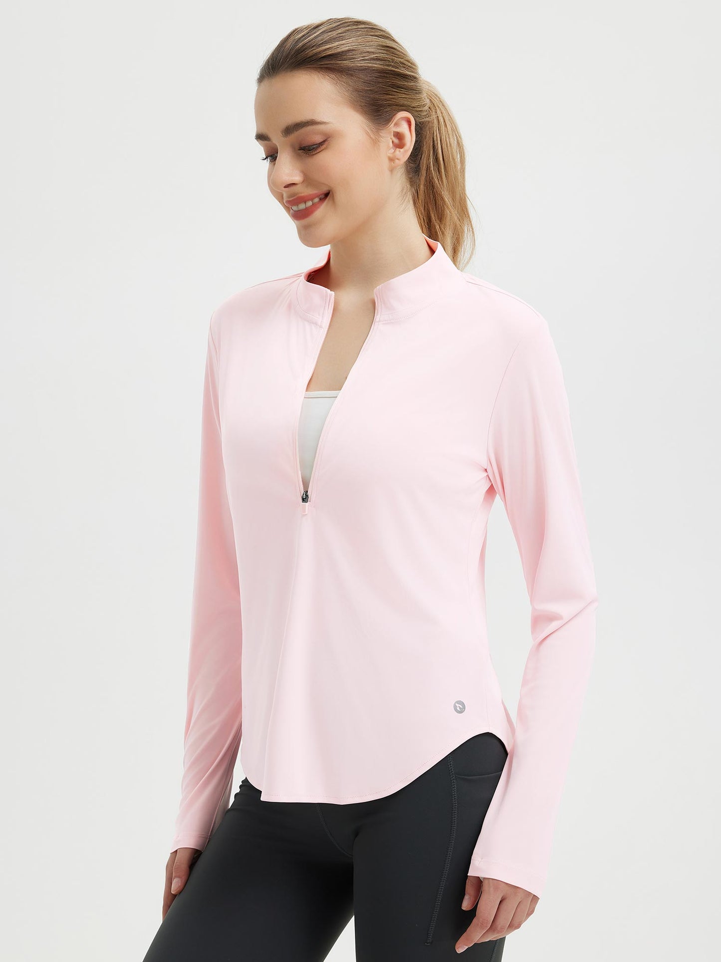 Damebluse med lange ærmer, afrundet kant, tommelhuller
