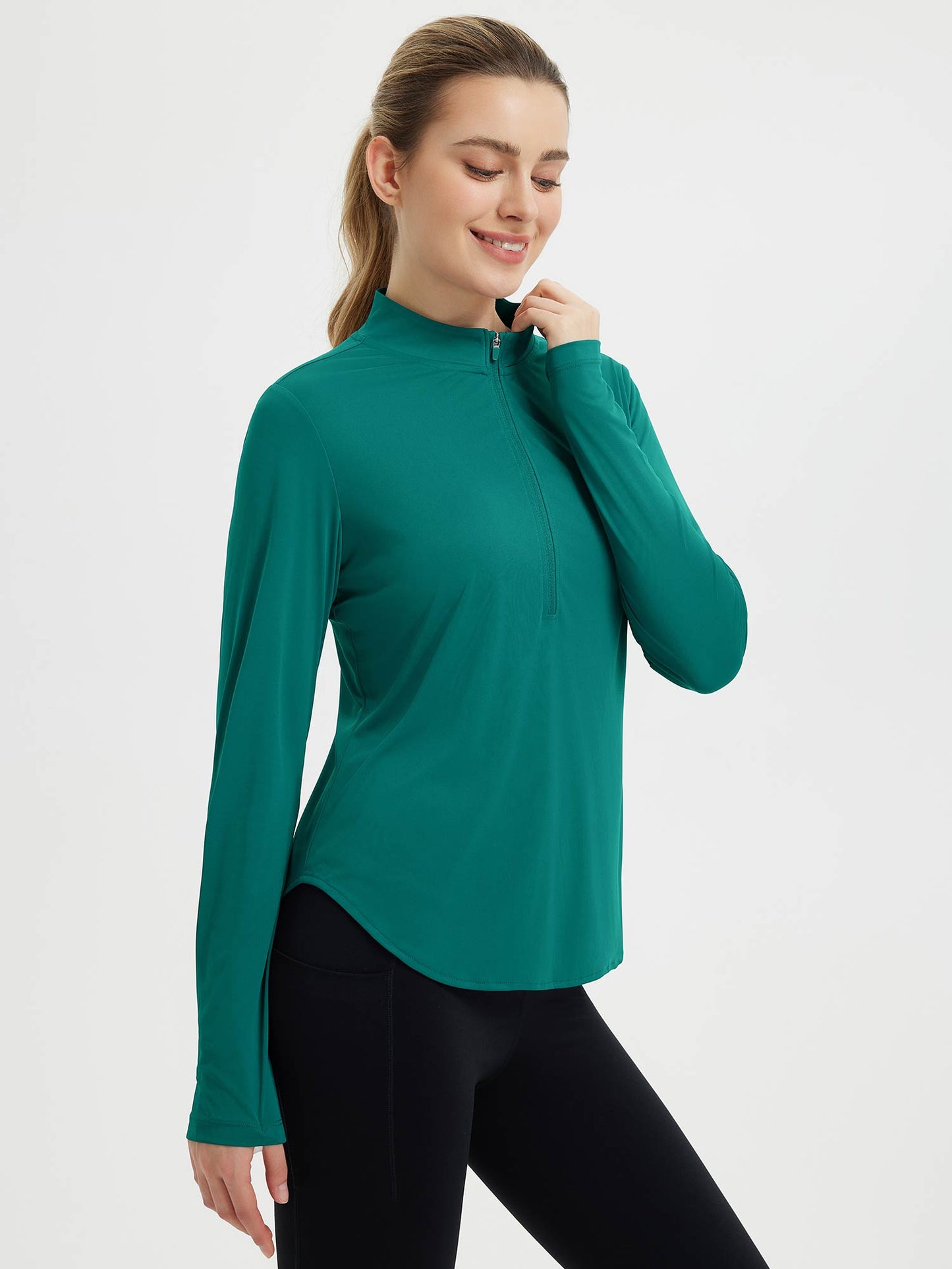 Damebluse med lange ærmer, afrundet kant, tommelhuller