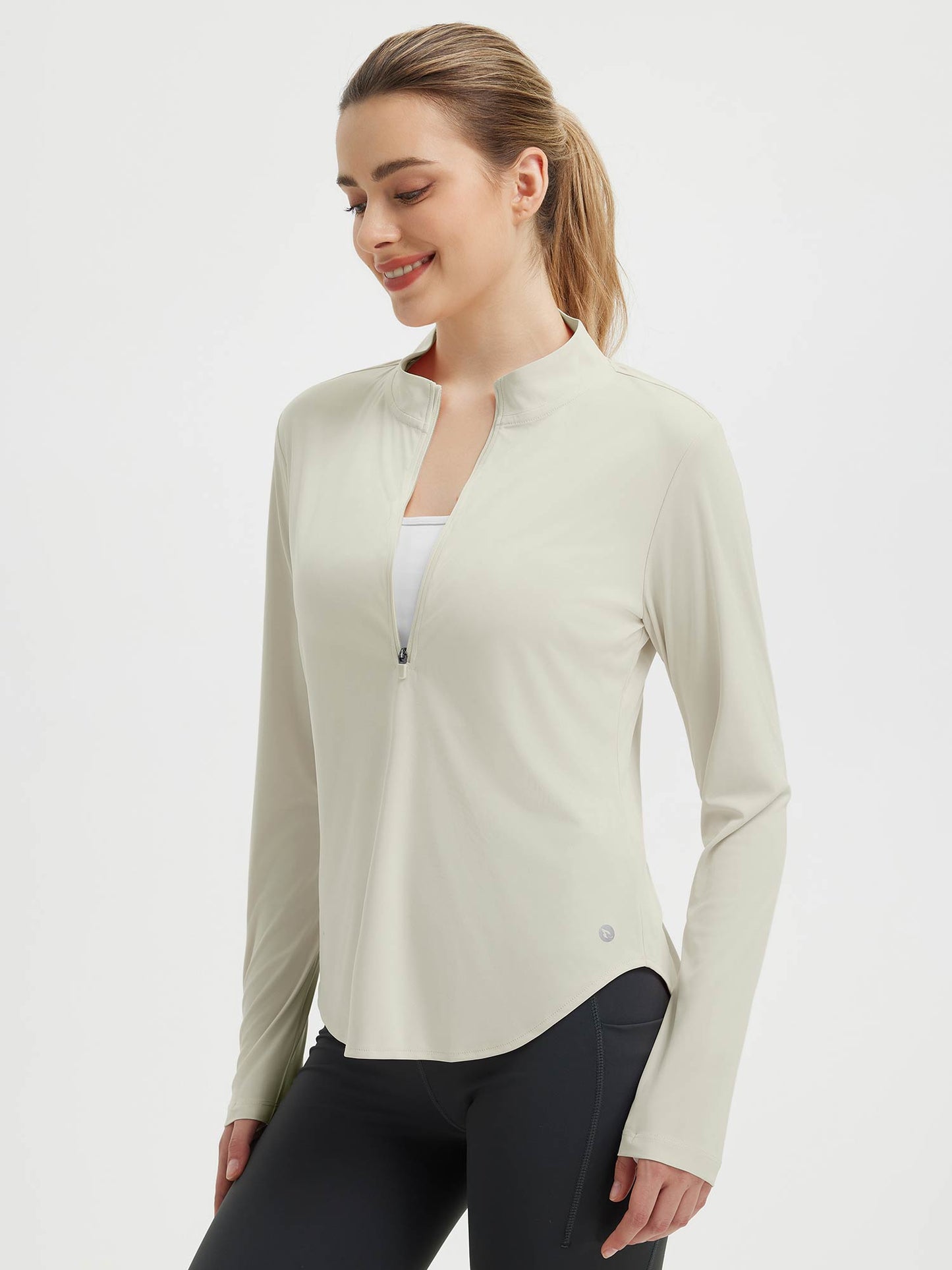 Damebluse med lange ærmer, afrundet kant, tommelhuller