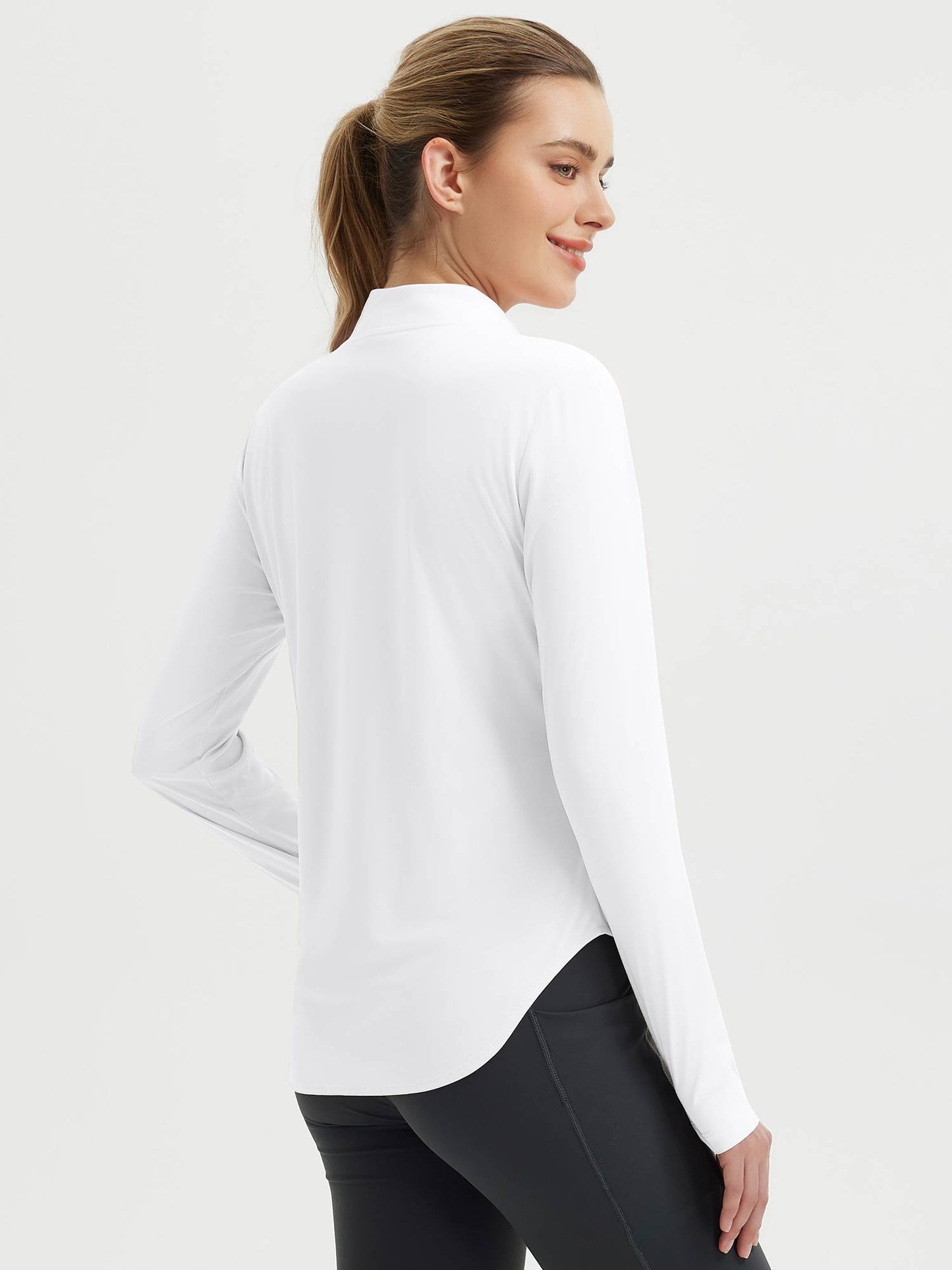 Damebluse med lange ærmer, afrundet kant, tommelhuller