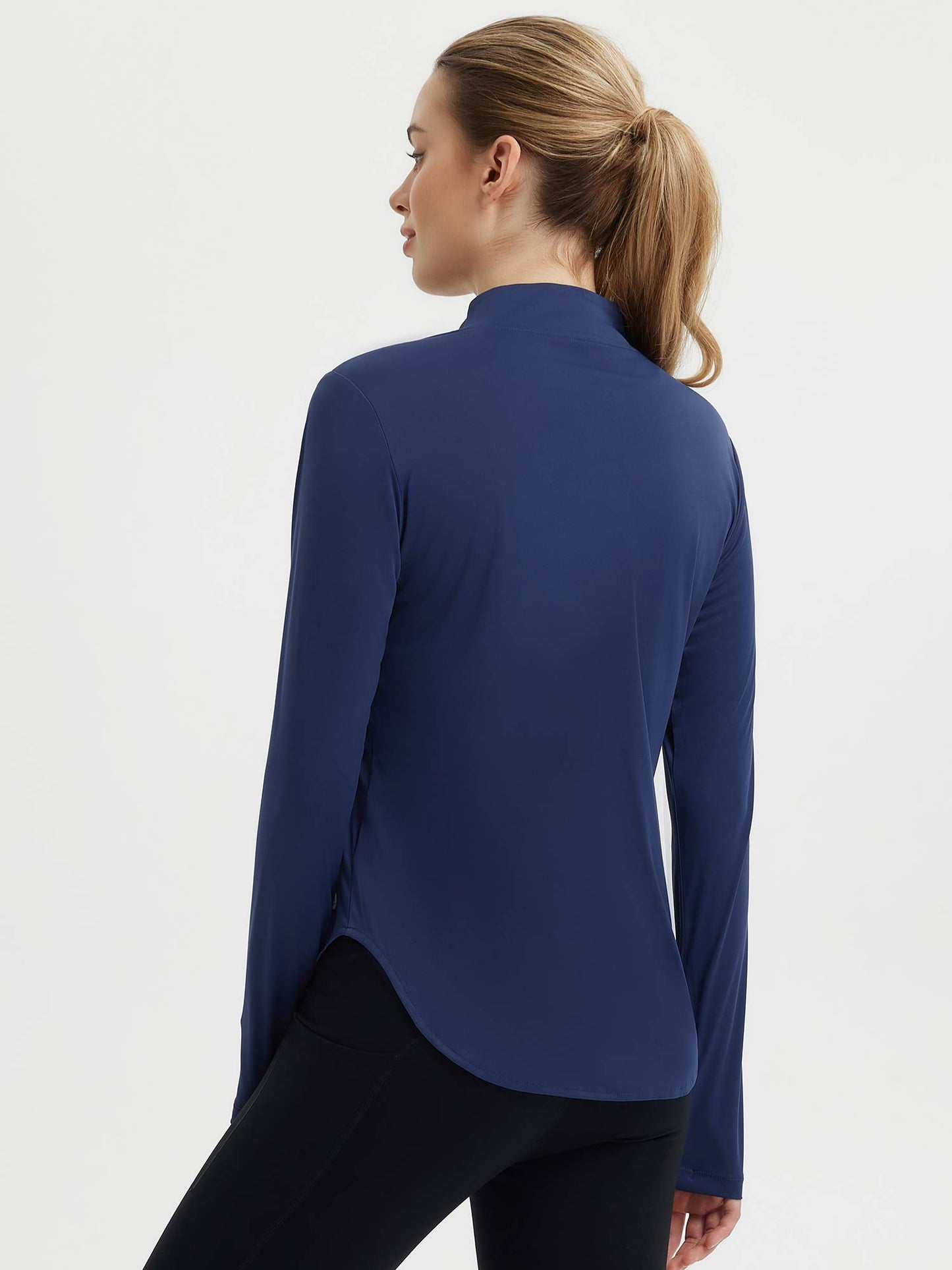 Damebluse med lange ærmer, afrundet kant, tommelhuller