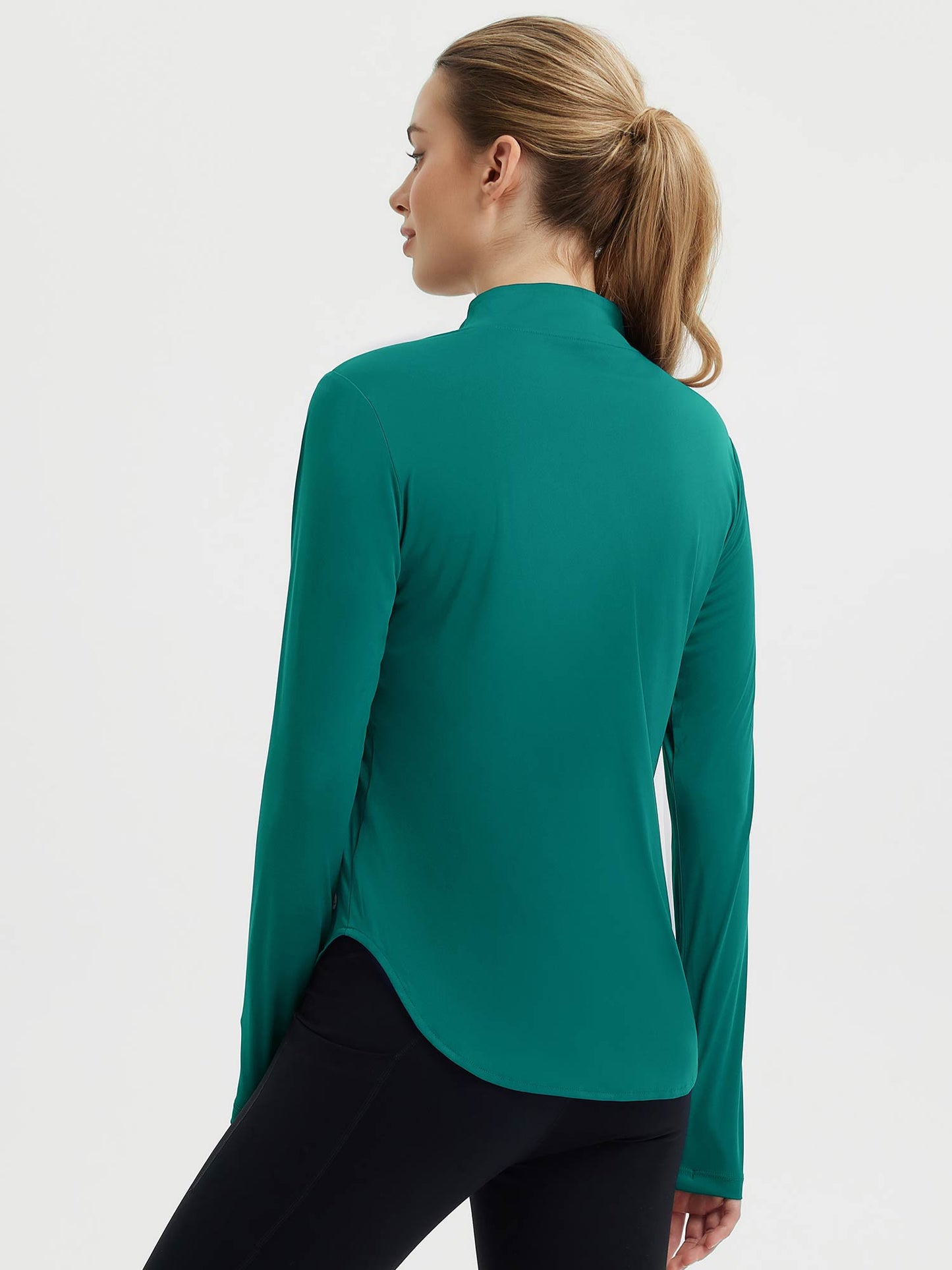 Damebluse med lange ærmer, afrundet kant, tommelhuller