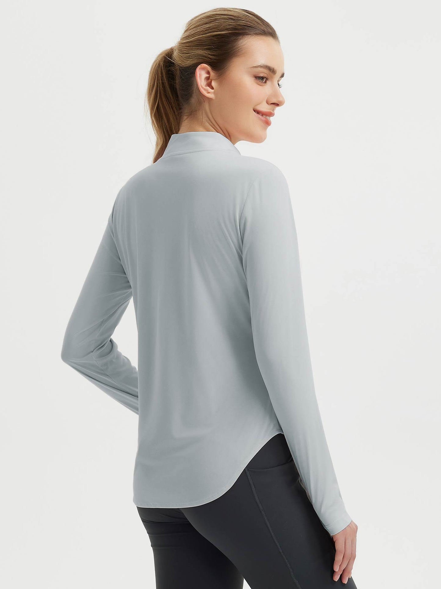 Damebluse med lange ærmer, afrundet kant, tommelhuller