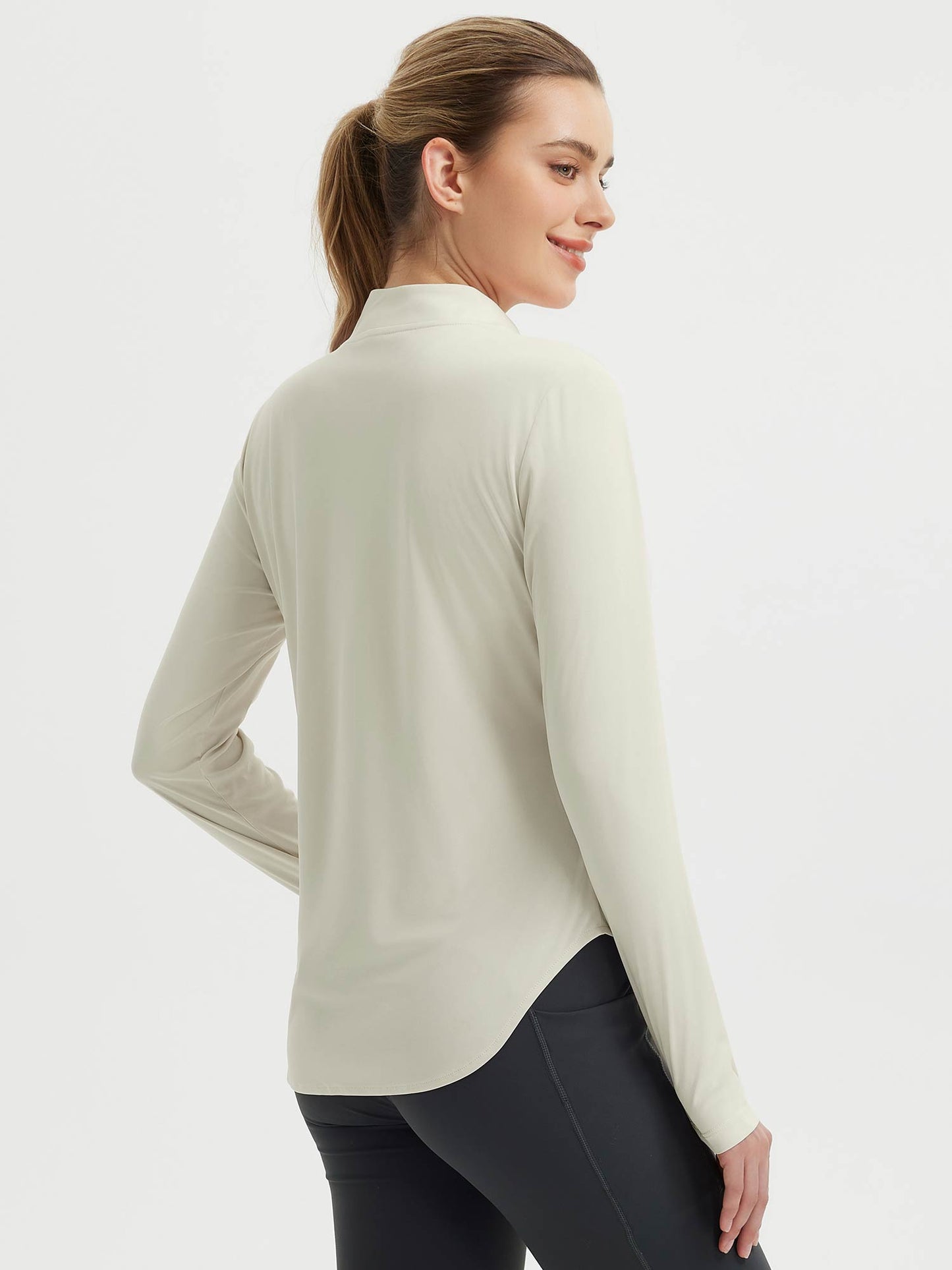 Damebluse med lange ærmer, afrundet kant, tommelhuller