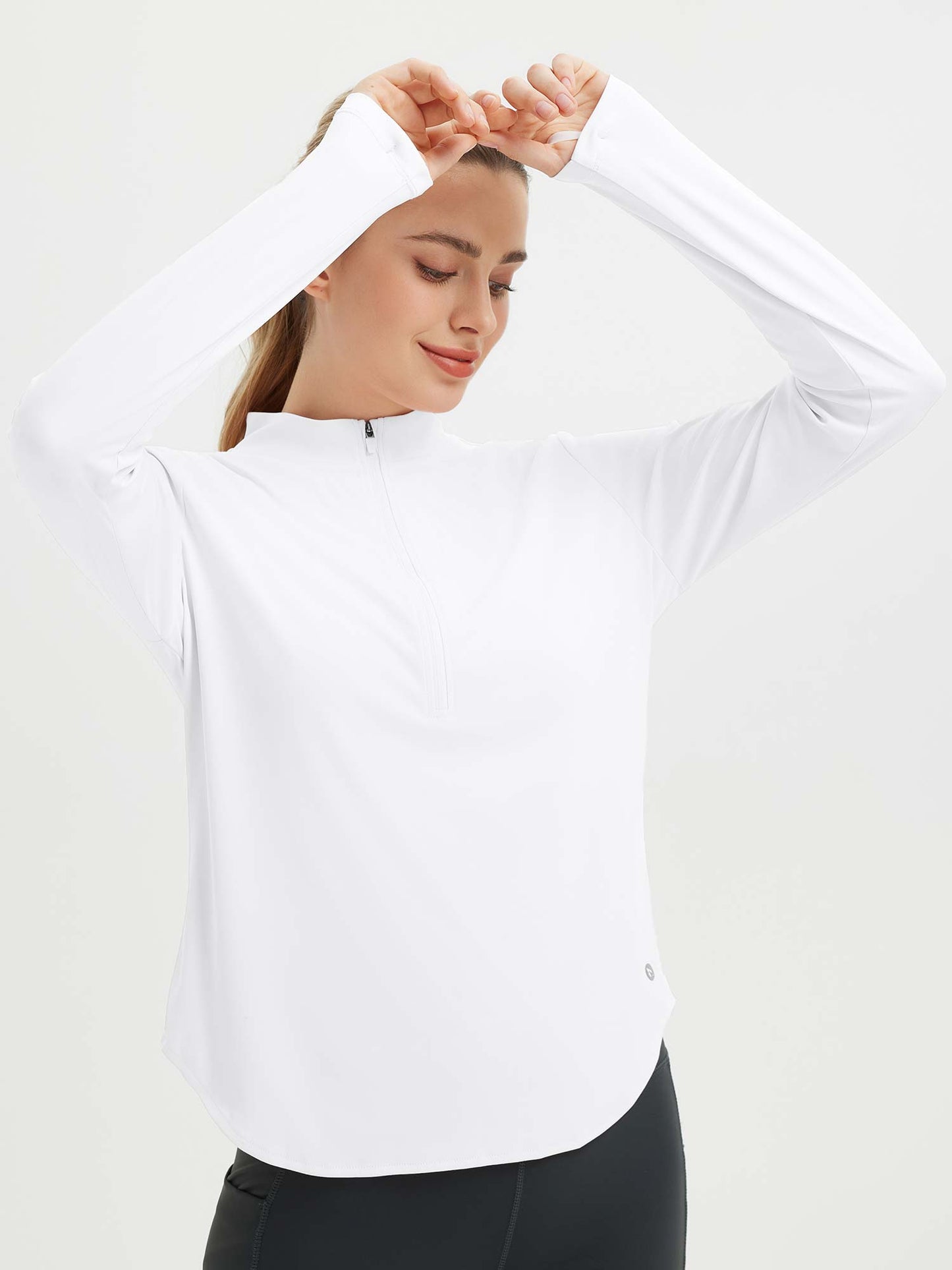 Damebluse med lange ærmer, afrundet kant, tommelhuller